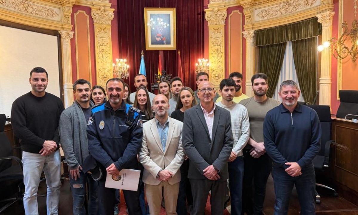 Los futuros policías, un inspector principal, el alcalde y ediles, ayer. | CEDIDA