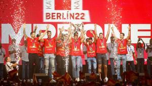 Rudy Fernández y el resto de la selección celebraron el oro de Berlín