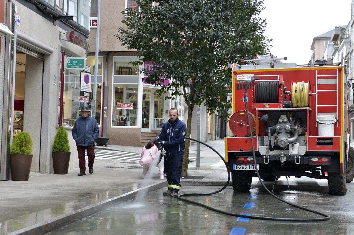 Personal del GES de Lalín realiza labores de limpieza en una calle.
