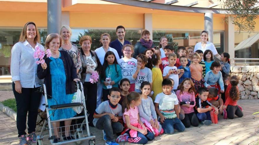 Foto de familia entre los alumnos de Ses Comes y los mayores de la Residència Llevant.