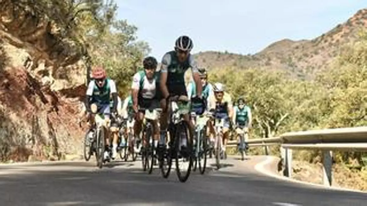 Samuel Sánchez lidera un pelotón de 800 cicloturistas por la Sierra de Espadán en ‘La 10 Picos’