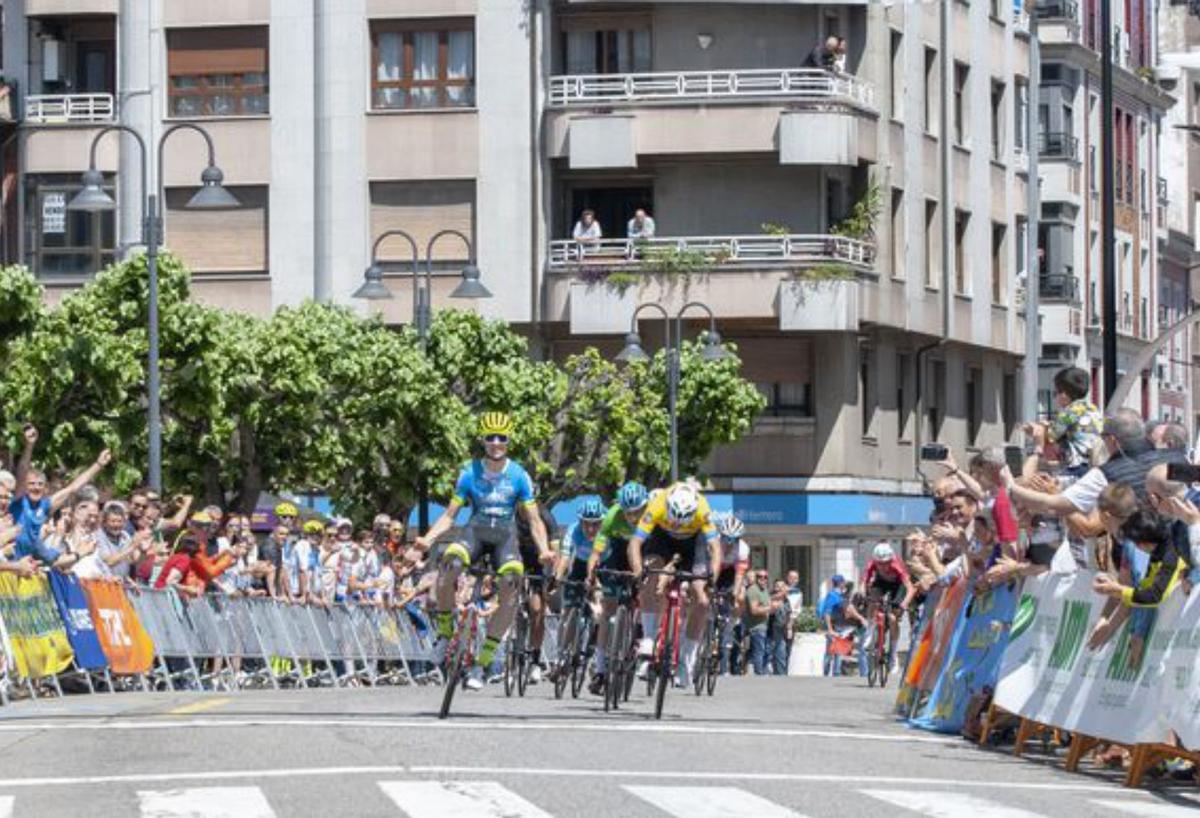 El belga Liam Van Bylen gana el sprint en Pola de Lena, en la Vuelta Ciclista a la Montaña Central. Al lado, Joaquín Rodríguez Purito y Alberto Contador, en el Cuitu Negru.
