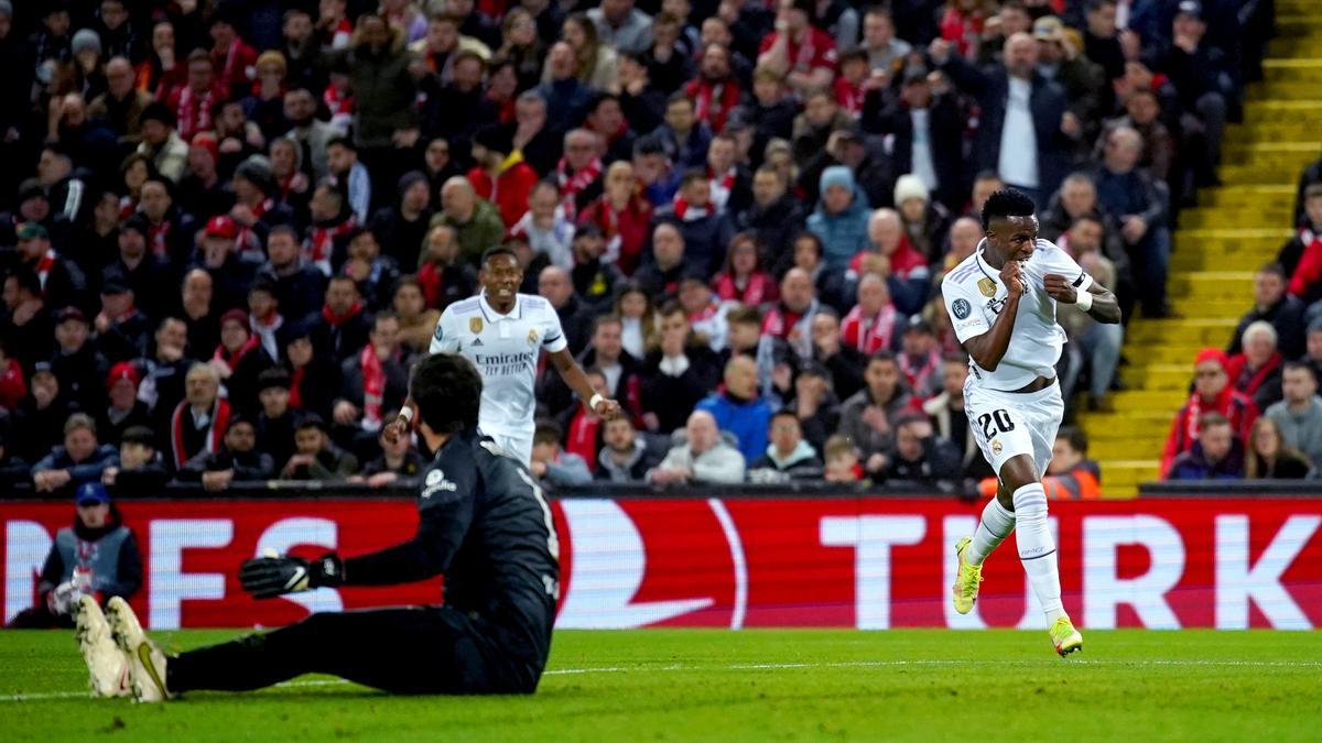 Vinicius Junior celebra el primero de sus dos goles con el Real Madrid en Anfield.