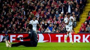 Vinicius Junior celebra el primero de sus dos goles con el Real Madrid en Anfield.