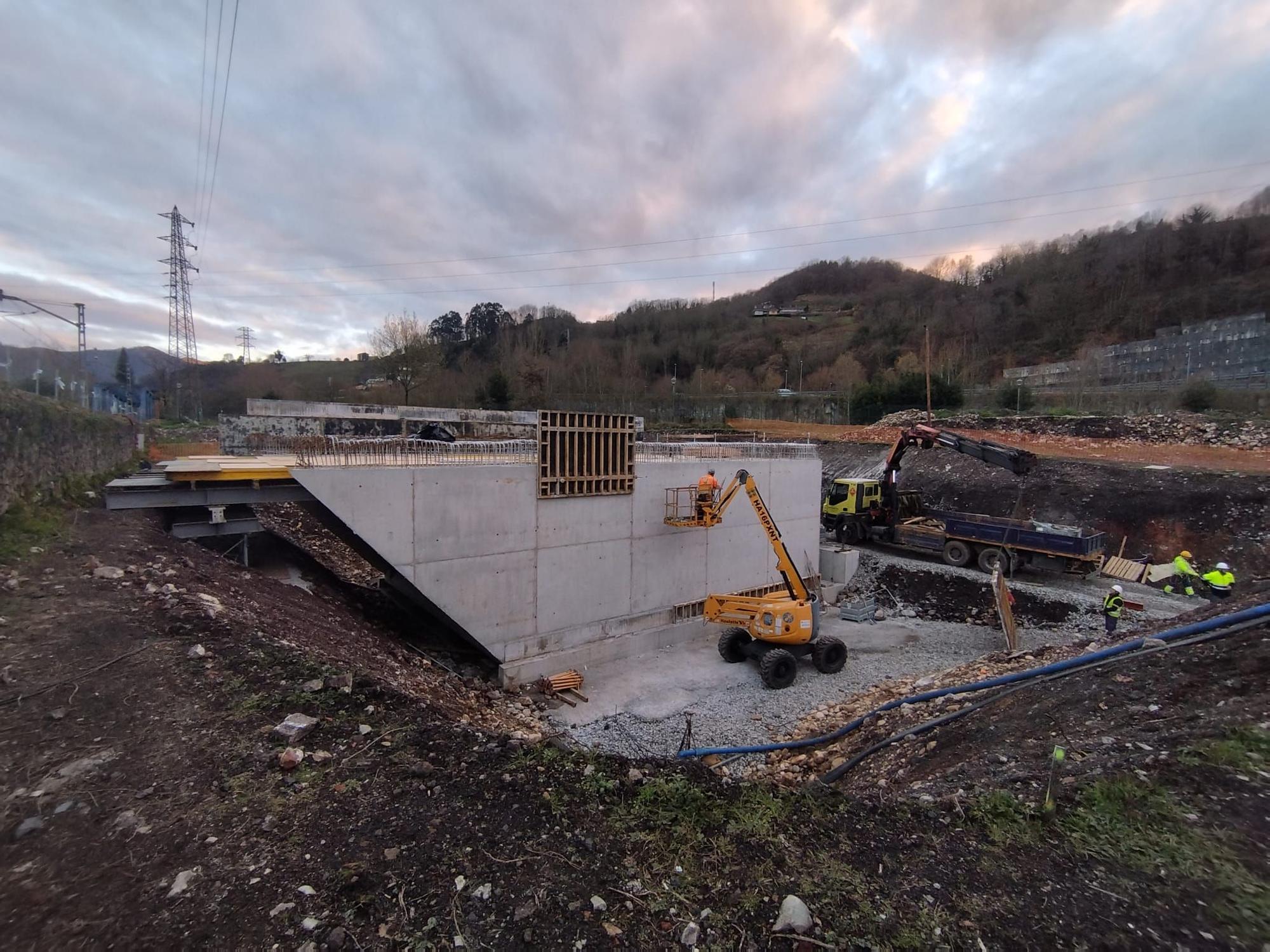 Obras de acceso al futuro ferial de talleres del Conde, en Langreo