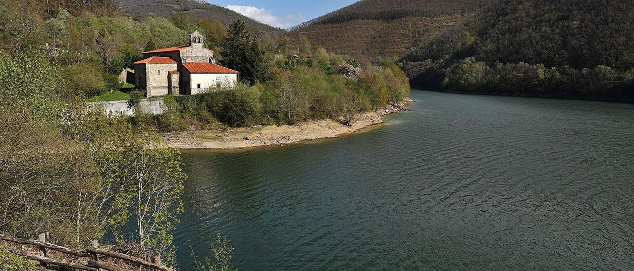 El embalse de Tanes, a la altura de la colegiata de Santa María la Real. | Fernando Rodríguez