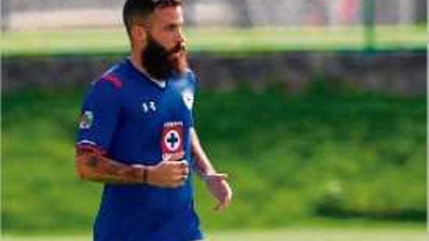 Marc Crosas, en acció durant un partit amb el Cruz Azul mexicà