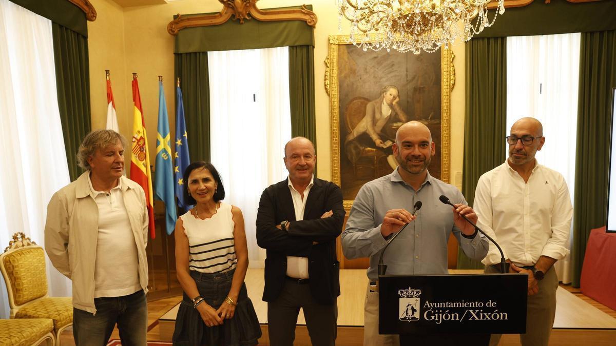 De izquierda a derecha, Ángel Lorenzo, Purificación García, Javier Martínez, Jesús Martínez Salvador y Oliver Suárez, en el salón de recepciones del Ayuntamiento.
