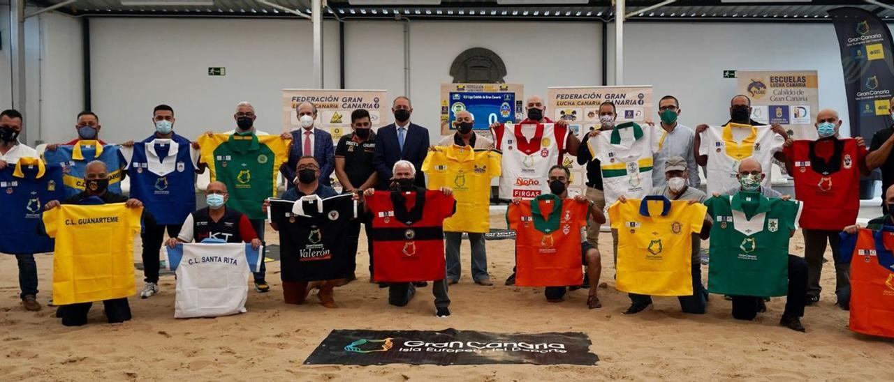 En la imagen, los representantes de los clubes de Segunda y Tercera Categoría de la Liga Cabildo de Gran Canaria con sus respectivas camisetas. | | LP/DLP