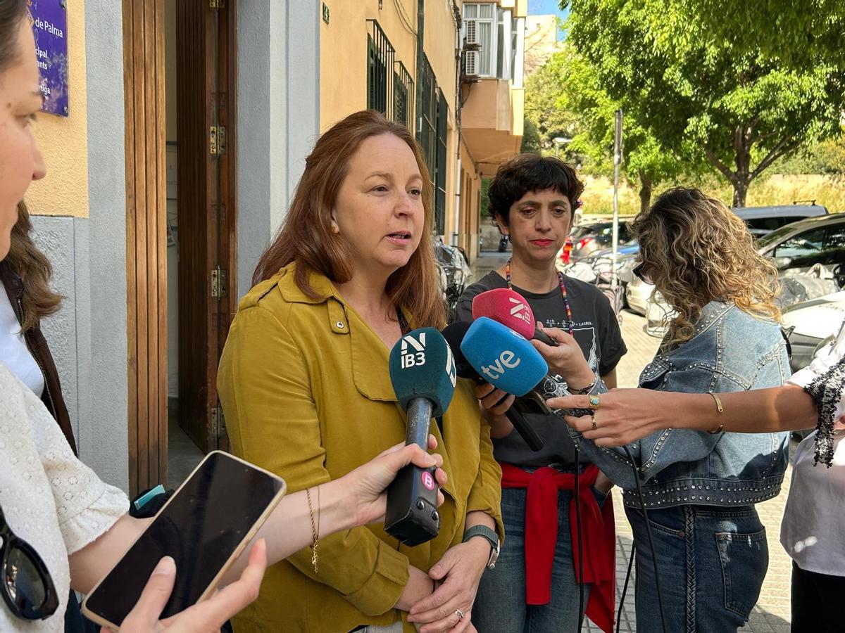 La regidora socialista Silvana González, este martes a las puertas de la Escuela Infantil Ciutat Antiga.