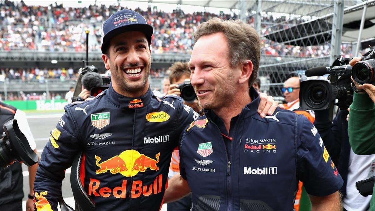 Daniel Ricciardo recibe las felicitaciones de Christian Horner tras lograr la 'pole'.