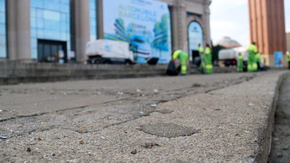 Pla general en què s&#039;aprecia que el terra és ple de vidres, restes del &quot;macrobotellón&quot; a plaça d&#039;Espanya.