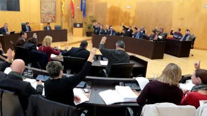 Benidorm emplea más de trece horas para acabar un pleno plagado de mociones