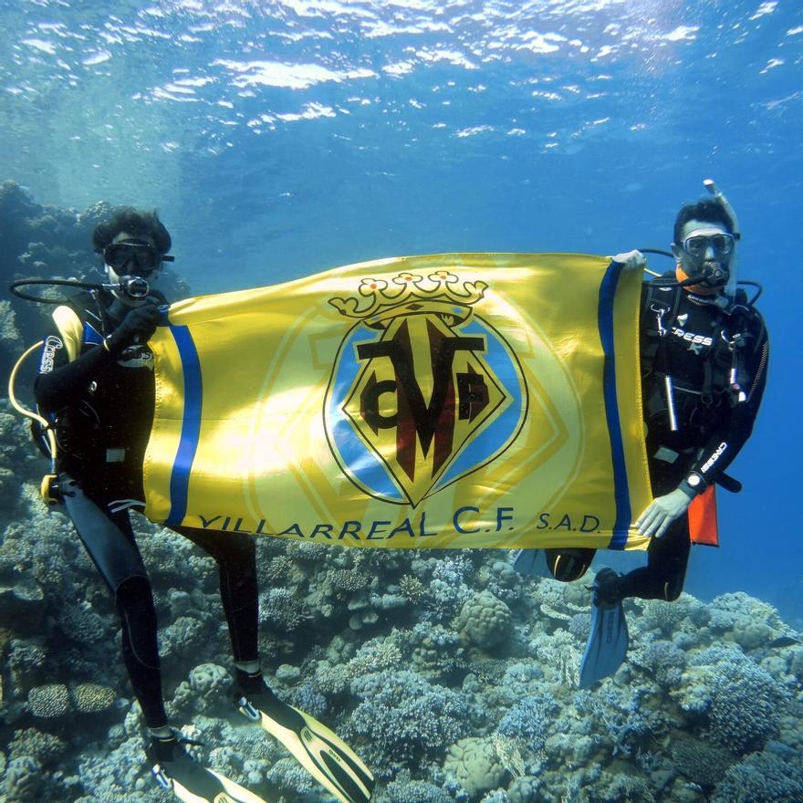 Padre e hijo, con la bandera del Villarreal bajo las aguas del Mar Rojo