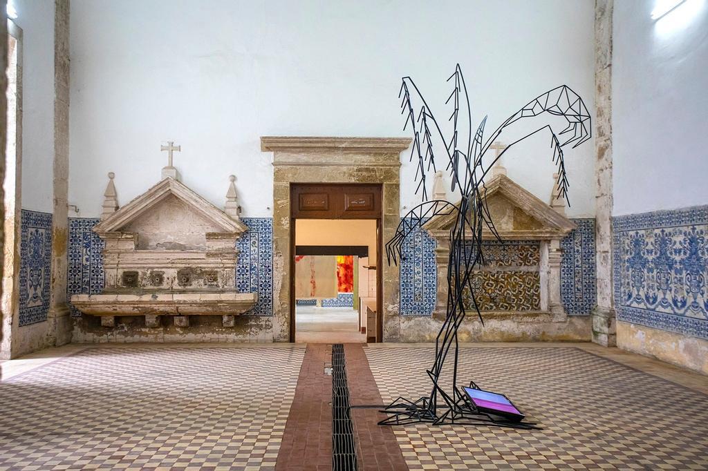 Obra 'Miles, 2021' de la artista Julie Béna, en una de las estancias del monasterio. 