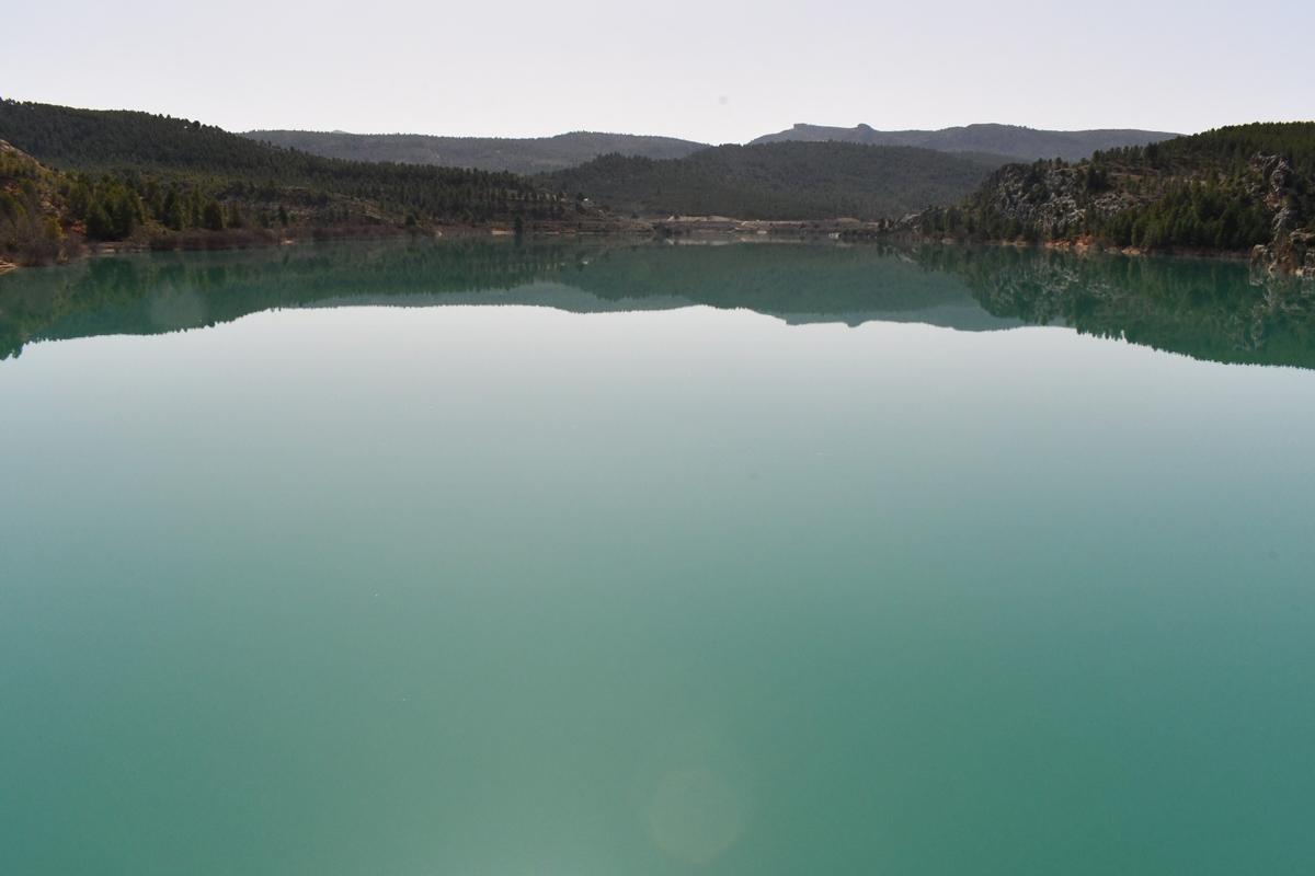 El embalse de Taibilla, en Nerpio (Albacete), es una infraestructura fundamental para el abastecimiento de agua potable en la Región de Murcia.