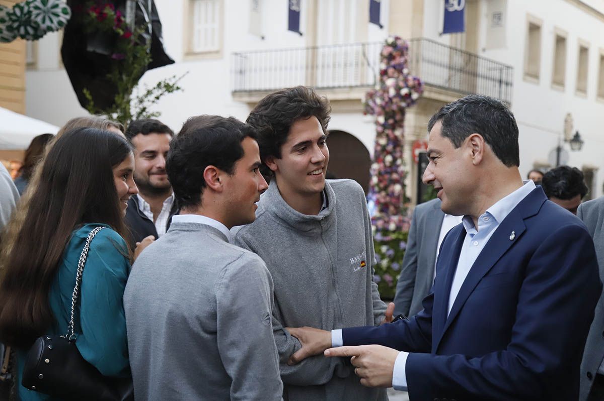 Las Cruces de Mayo vuelven a Córdoba con lluvia, Juanma Moreno y buen ambiente