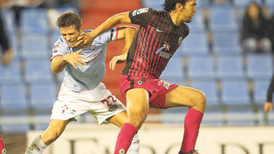 De Lucas pugna con Abel Aguilar, ayer, en un lance del partido disputado en Balaídos. // Ricardo Grobas