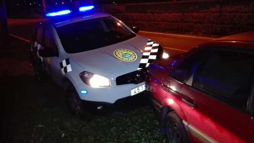 Un vehículo chocó en la noche del pasado martes contra el coche de la Policía Local. // FDV