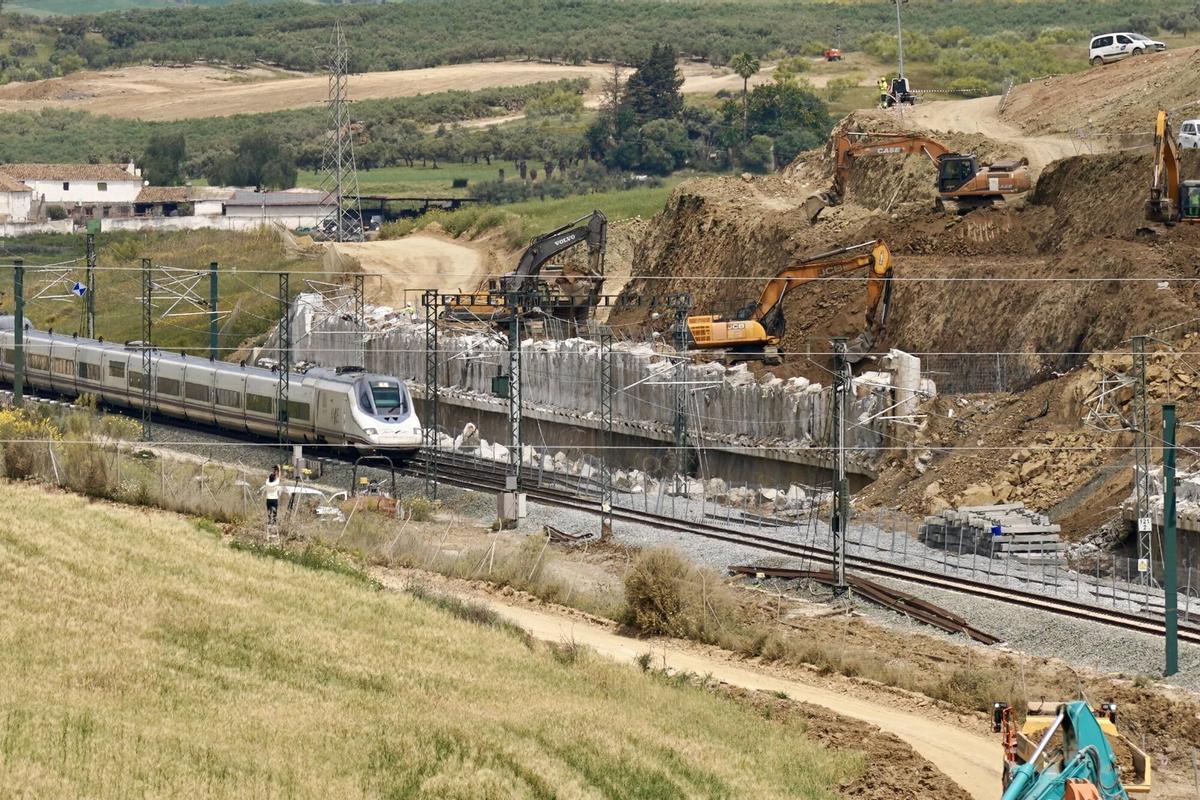 Primer Ave a su paso por Álora, donde el servicio estuvo interrumpido por el temporal donde sepultó las vías del tren dejando durante cuatro meses sin servicio de ferrocarril entre Málaga y Madrid