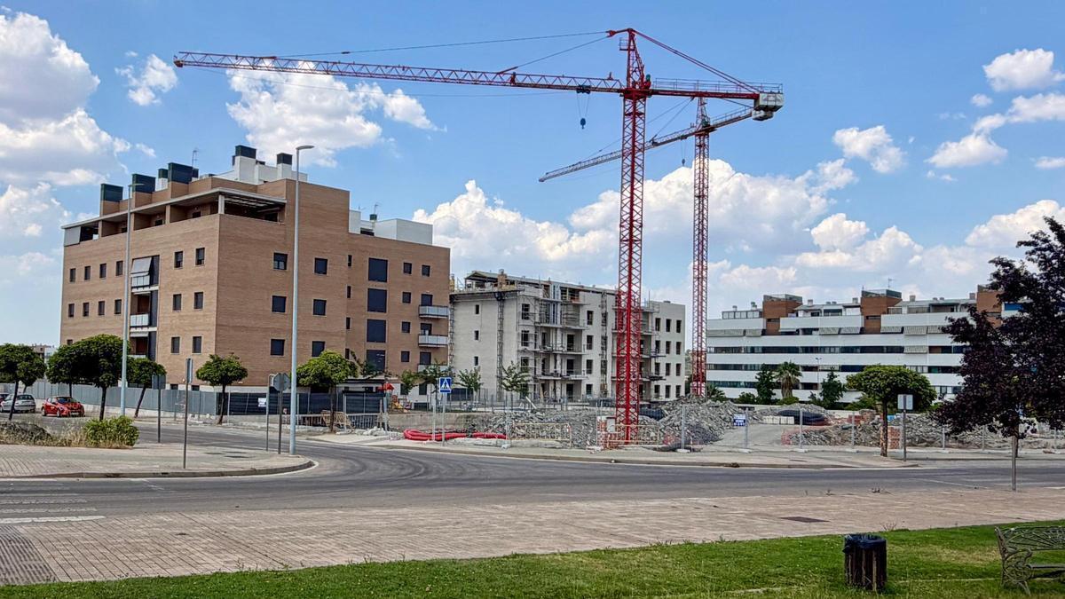 La barriada sigue creciendo con nuevas promociones residenciales.
