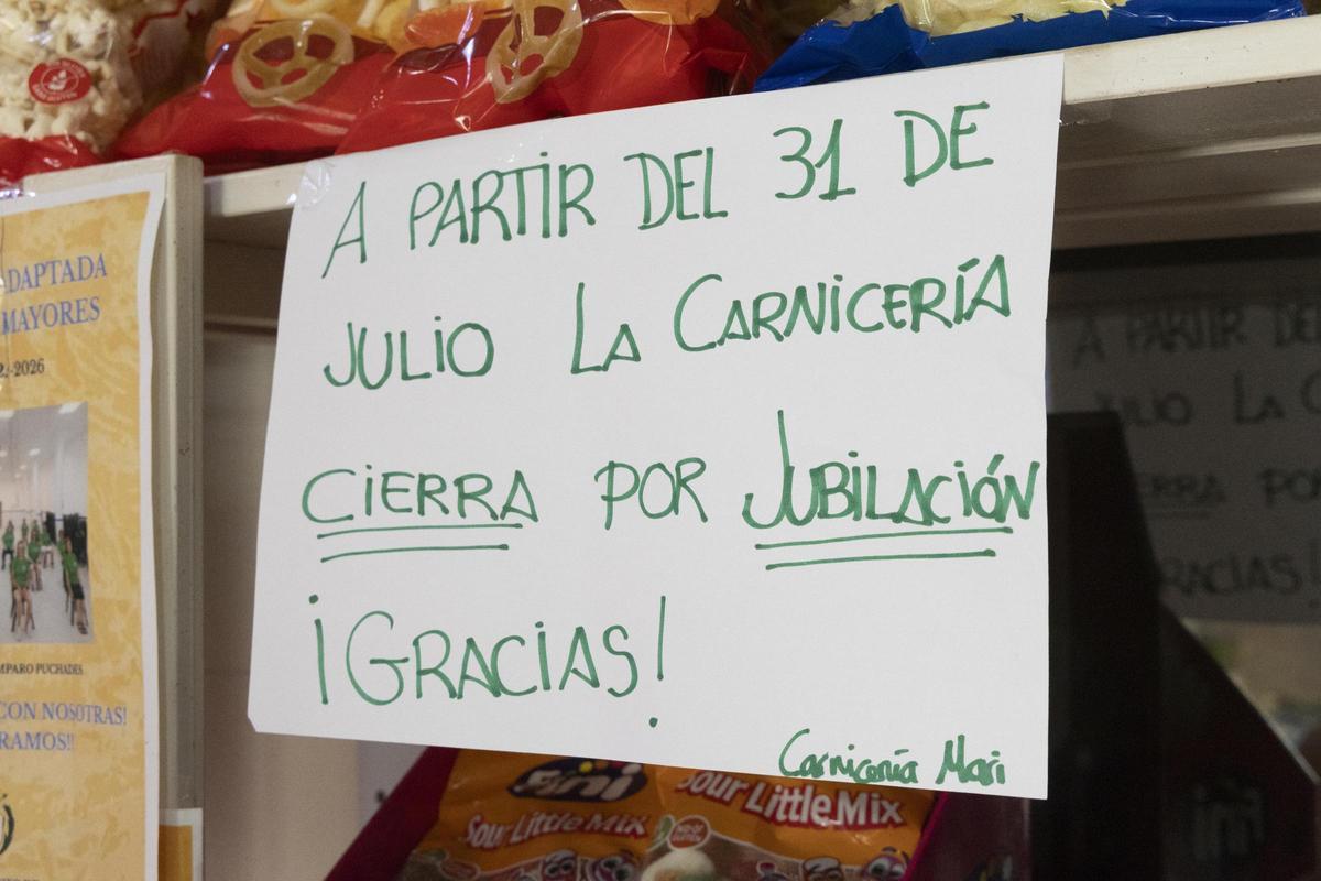 Cartel que anuncia el cierre de la carnicería de Millares.