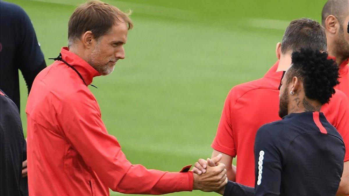 Tuchel y Neymar se saludan al inicio del entrenamiento