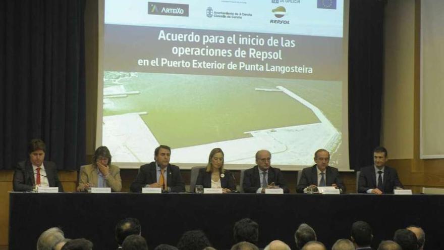 Acto del acuerdo por la primera fase del traslado de Repsol a punta Langosteira.