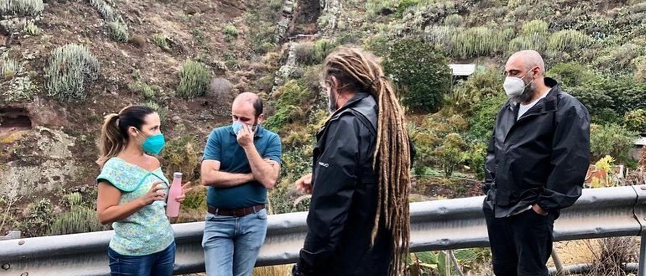 La portavoz socialista Patricia Hernández, con vecinos de Valle Crispín.