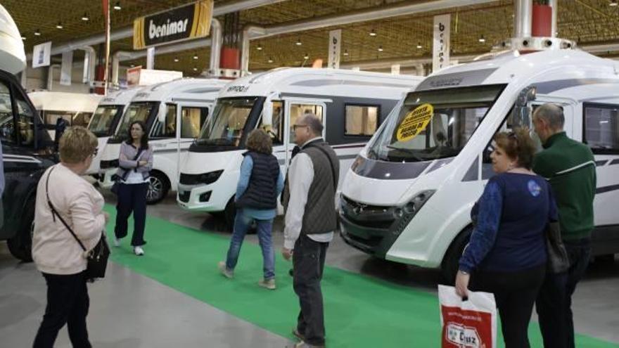 Los primeros visitantes que pasaron ayer por Caravaning en IFA.