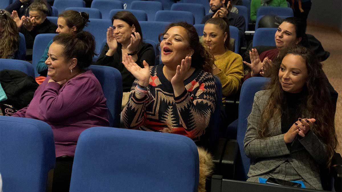 Concierto en el encuentro de mujeres gitanas del Raval.