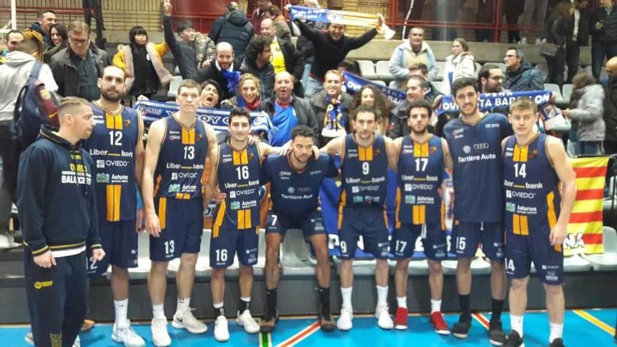 Los miembros de la peña de aficionados azules en Barcelona -en la imagen- con el equipo de baloncesto.