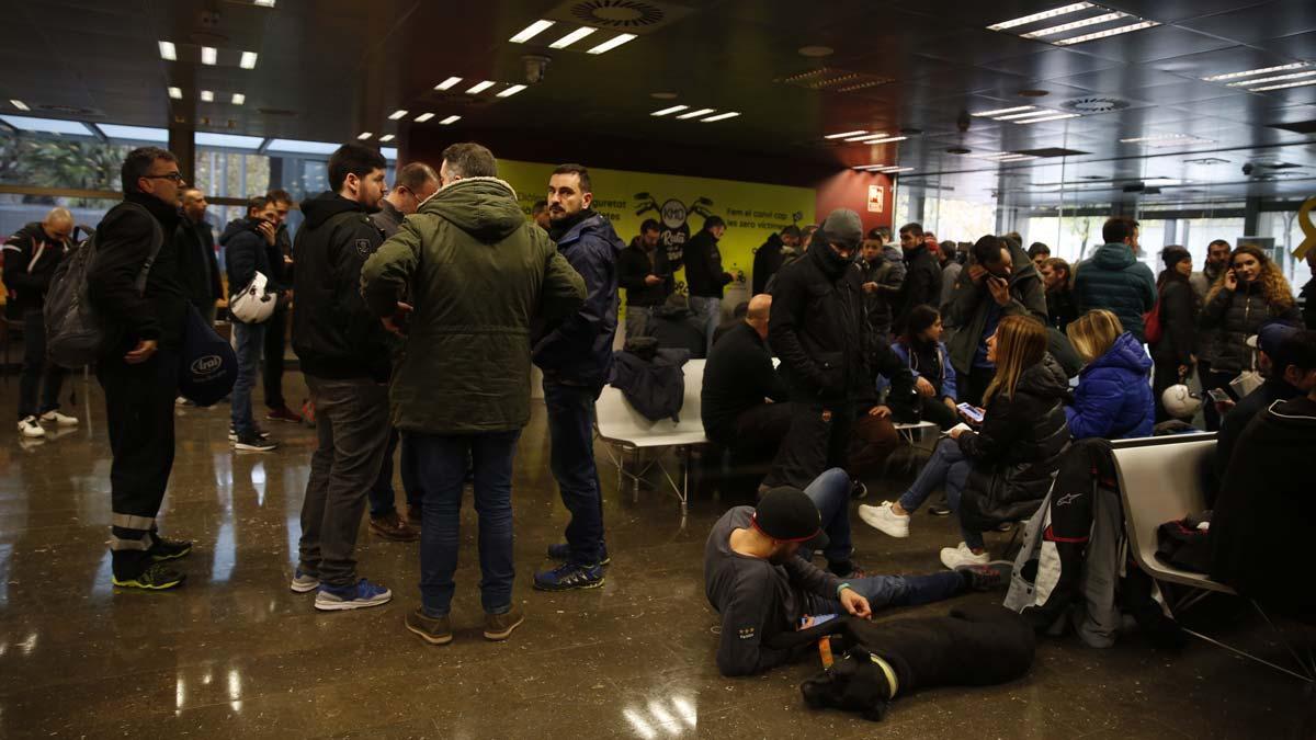 Los Mossos se encierran en la Conselleria d’Interior.