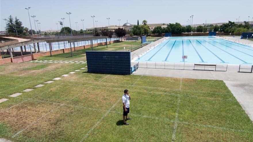 La piscina de verano de La Granadilla en Badajoz abre el lunes 29 con el césped parcelado