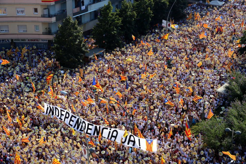 Milers de persones bateguen a Salt per Catalunya