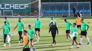 La plantilla del Elche prepara el partido contra el Tenerife con tres ausencias