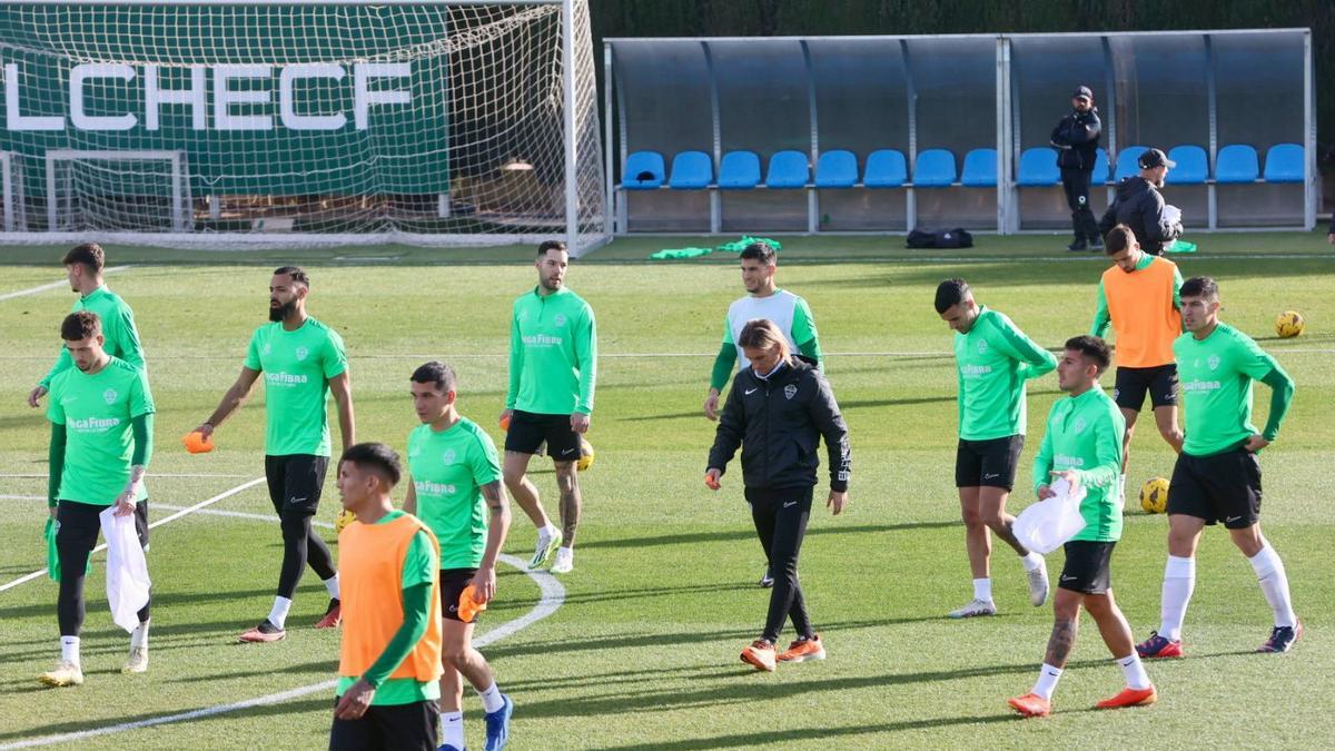 La plantilla del Elche prepara el partido contra el Tenerife con tres ...