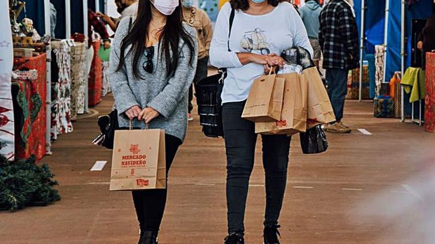 Compras en el mercado artesanal de San Bartolomé. 