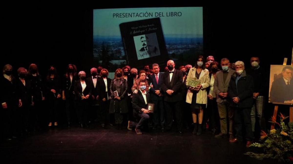 Participantes en el acto celebrado en el Teatro Olimpia.