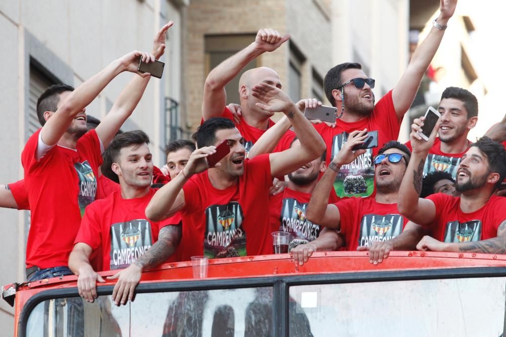 El Atlético Saguntino celebra el título de campeón por todo lo alto