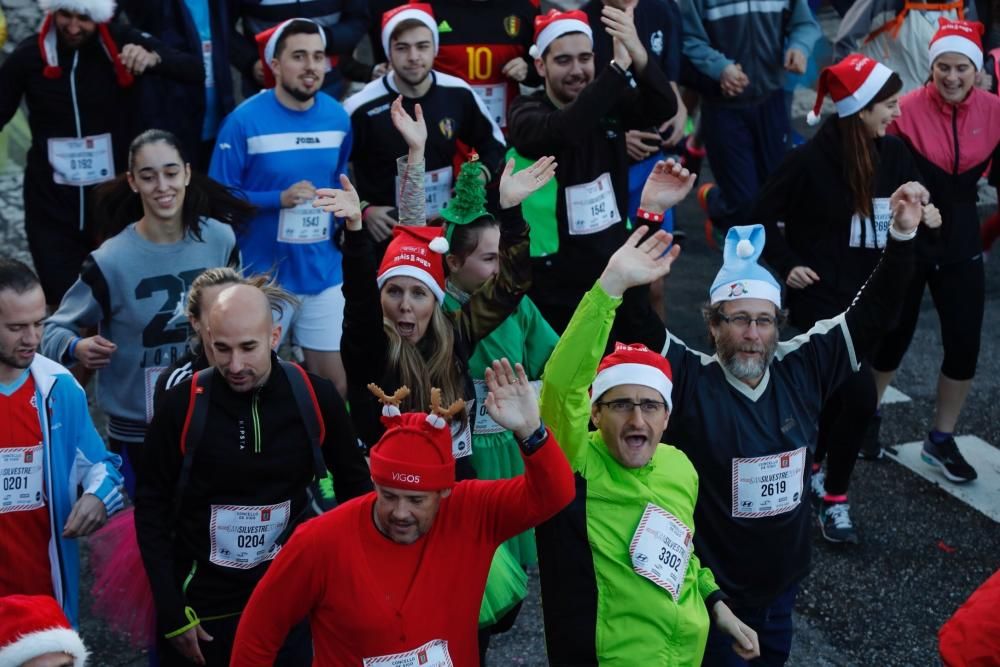 Más de 4.000 corredores tomaron la salida de la carrera más irreverente del año en la Praza de Compostela.