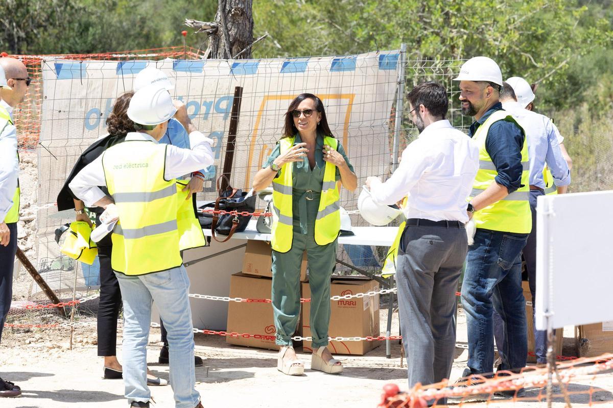 Todas las imágenes de la visita de Beatriz Corredor y Joan Groizard a la subestación eléctrica de Sant Antoni