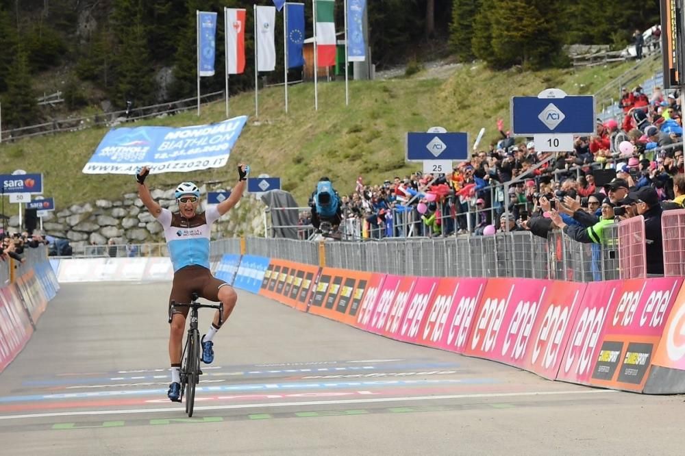 AV.- Ciclismo/Giro.- Peters gana la ...