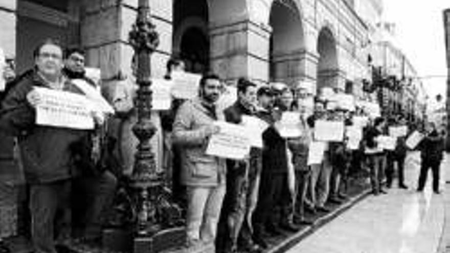 Los policías locales trasladan sus protestas al ayuntamiento