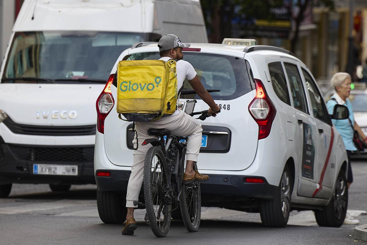 Un repartidor de Glovo en bicicleta por una calle de Madrid, 29 de agosto de 2025, en Madrid (España). Delivery Hero, la plataforma alemana propietaria de Glovo, facturó 7.185,8 millones de euros en el primer semestre de 2025, lo que supone un 18,9% más en términos absolutos y un 24,2% más si se incluyen ajustes por motivos de inflación. 29 AGOSTO 2025;GLOVO;TRANSPORTE;COMIDA RAPIDA;BICICLETA Jesús Hellín / Europa Press 29/08/2025. Jesús Hellín