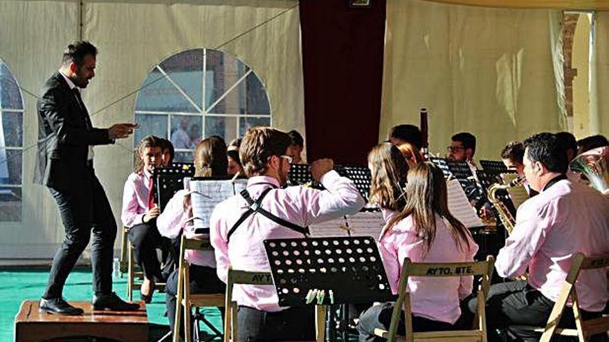 La Banda de Música de Chapela abre el certamen bajo la batuta de su director, Andrés Álvarez .