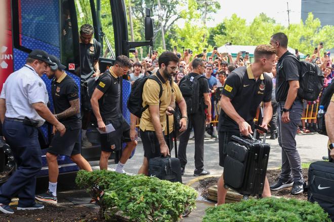 Los jugadores del FC Barcelona llegan a Nueva Jersey, en imágenes.