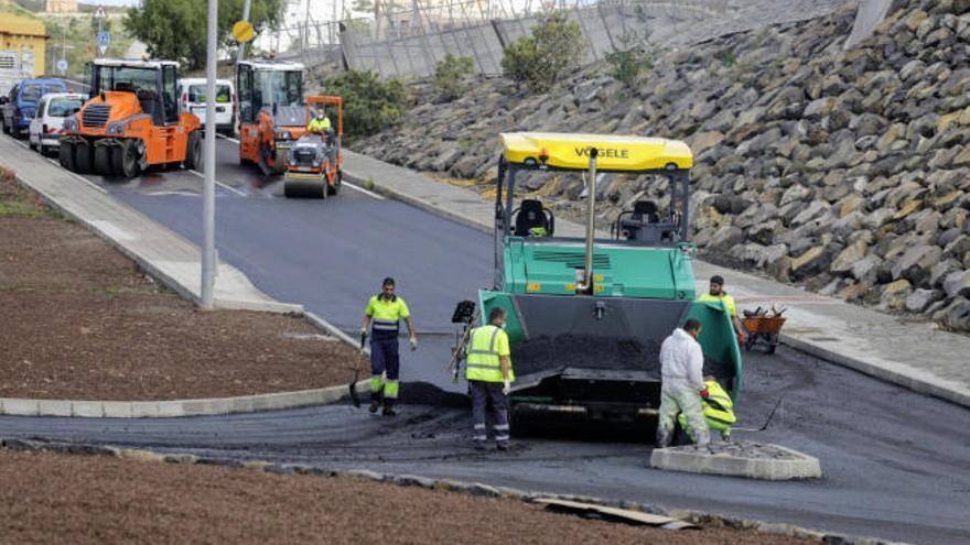 Unos operarios trabajan en La Laguna este lunes.