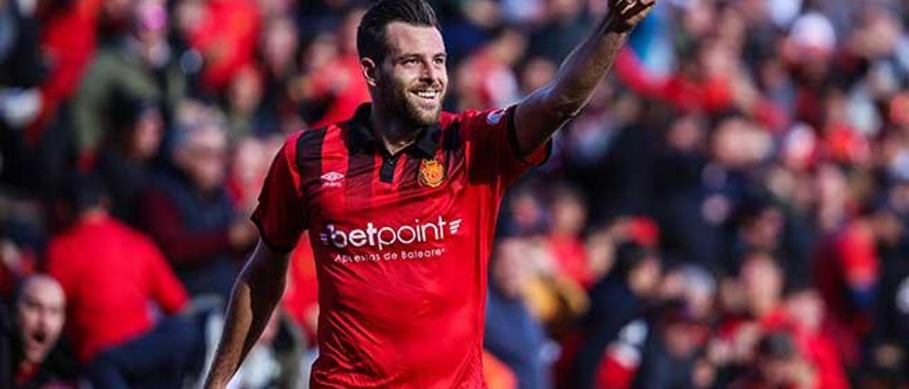 Álex López celebra su gol al Deportivo Aragón.