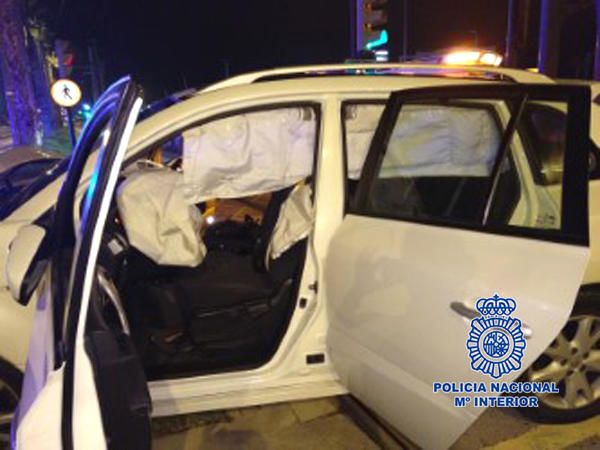 Un hombre estampa su vehículo contra la catenaria del tranvía en Murcia